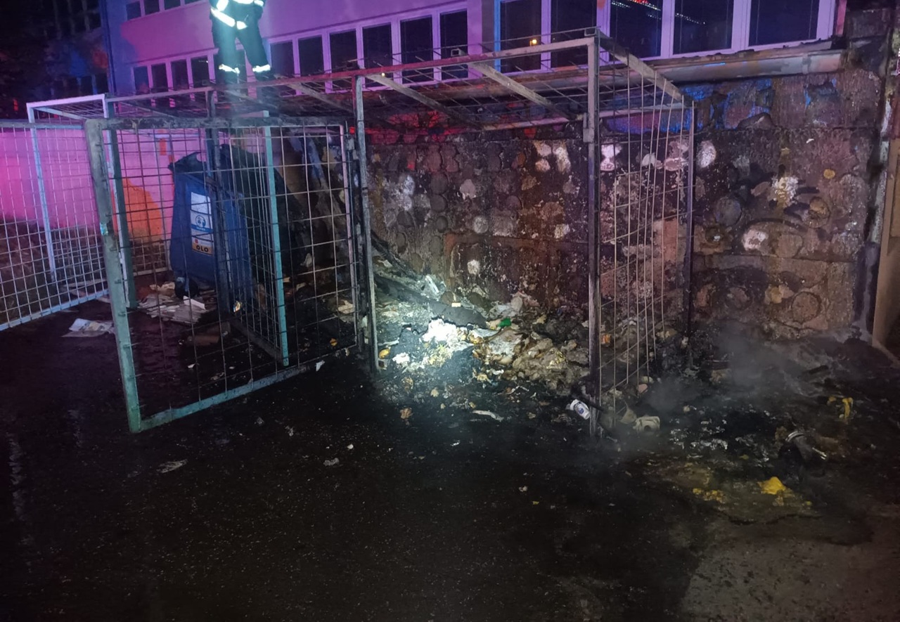 V areáli Základnej školy v bratislavskom Ružinove spôsobil škody úmyselný požiar