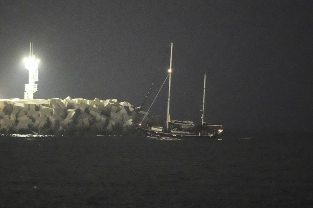 Aktivisti z humanitárnej lode Madleen sú na letisku, čaká ich deportácia