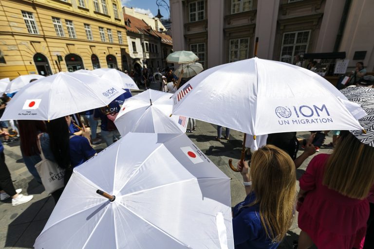 Dáždnikový pochod utečenci