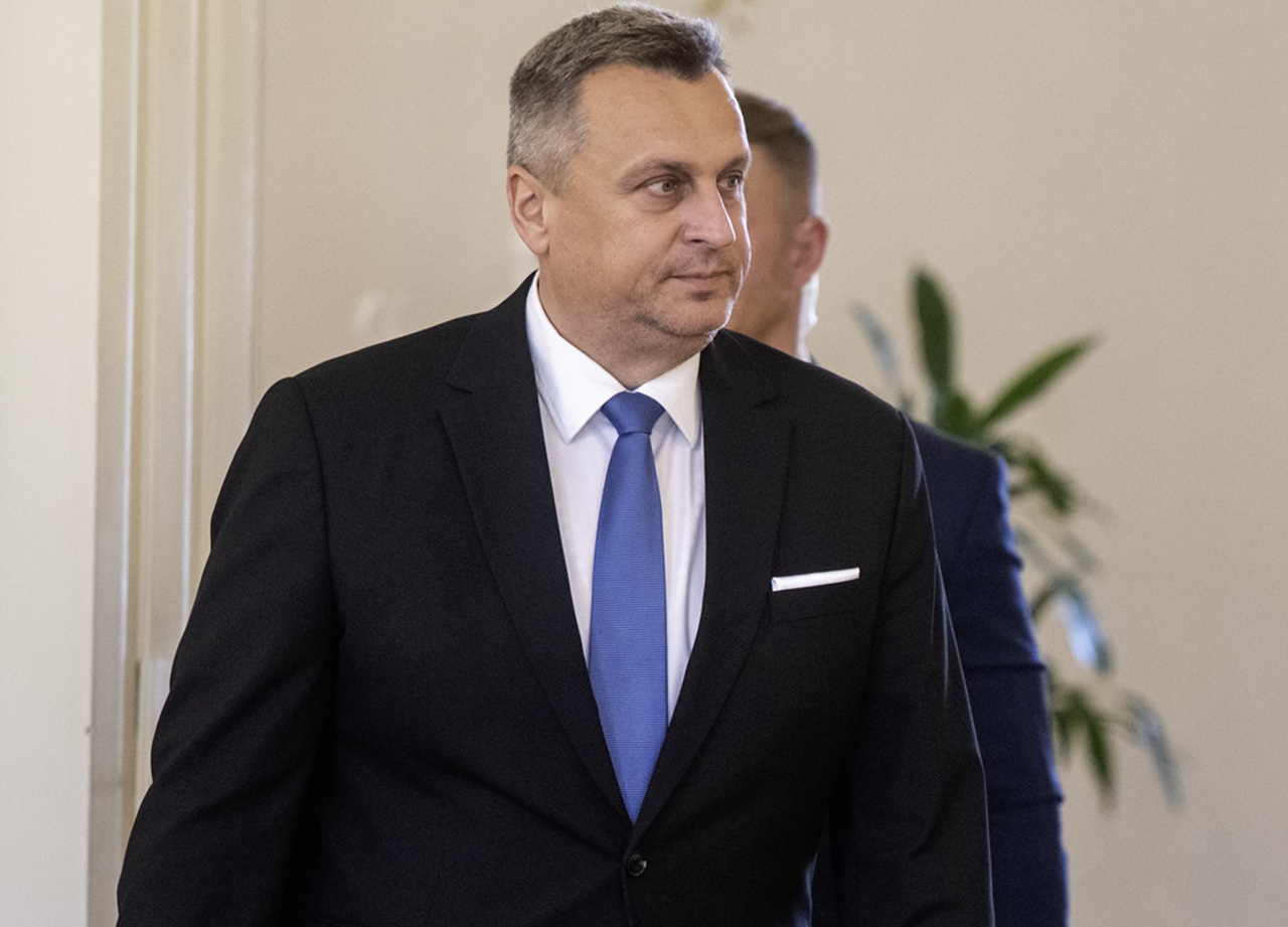 Prezident SR Peter Pellegrini zvolal okrúhly stôl k otázke zvyšovania obranyschopnosti Slovenskej republiky a moťnému navyšovaniu obranných výdavkov