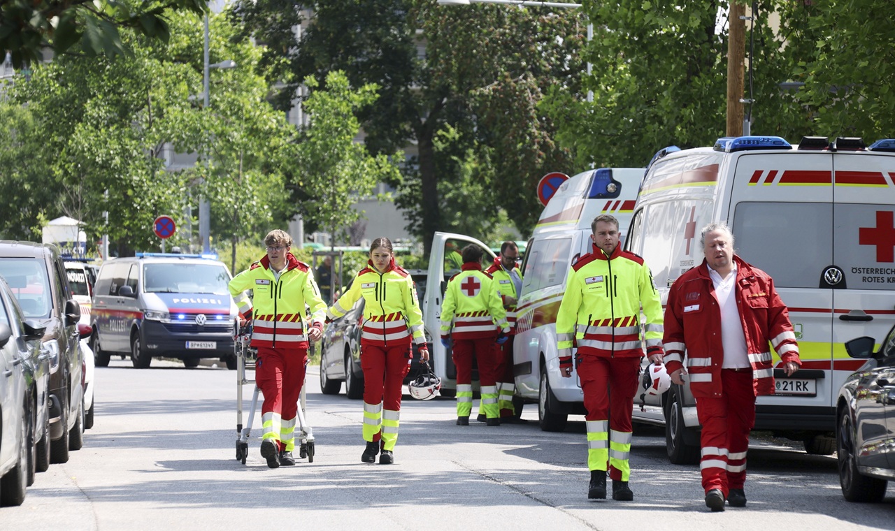 Austria School Police rakúsko Graz záchranári