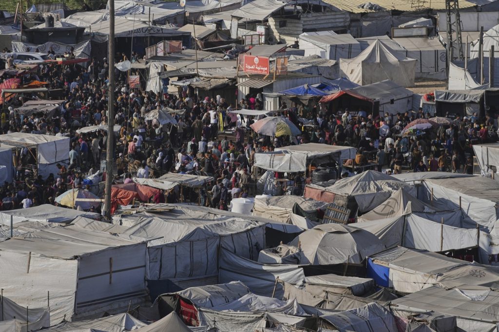 Vysídlení Palestínčania v provizórnom utečeneckom tábore na juhu pásma Gazy
