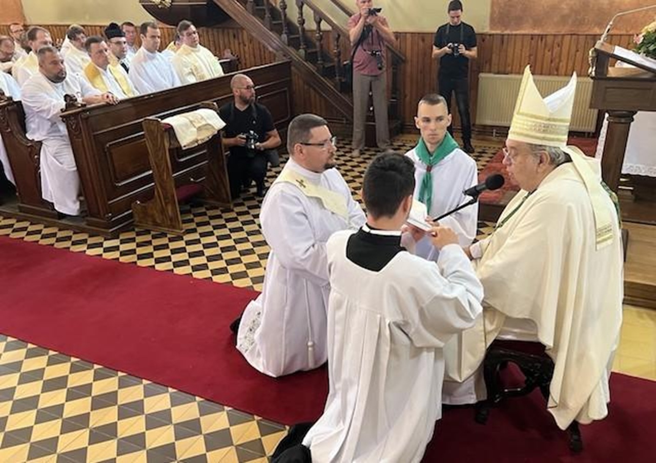 Vo Veľkom Mederi arcibiskup Orosch vysvätil Tamása Ollého