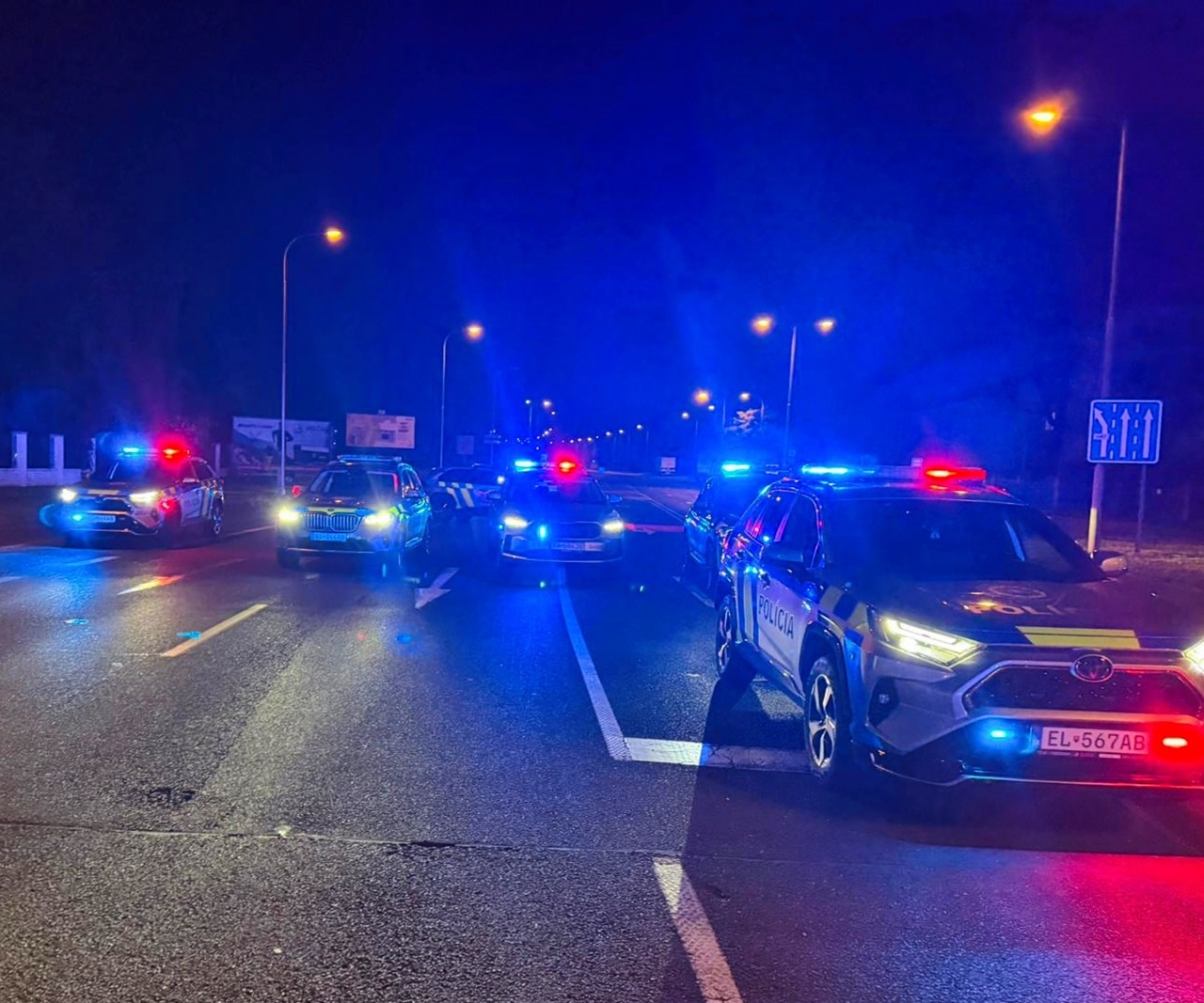 Niekoľko policajných áut s majákmi prenasledovalo vodiča v dvoch krajoch