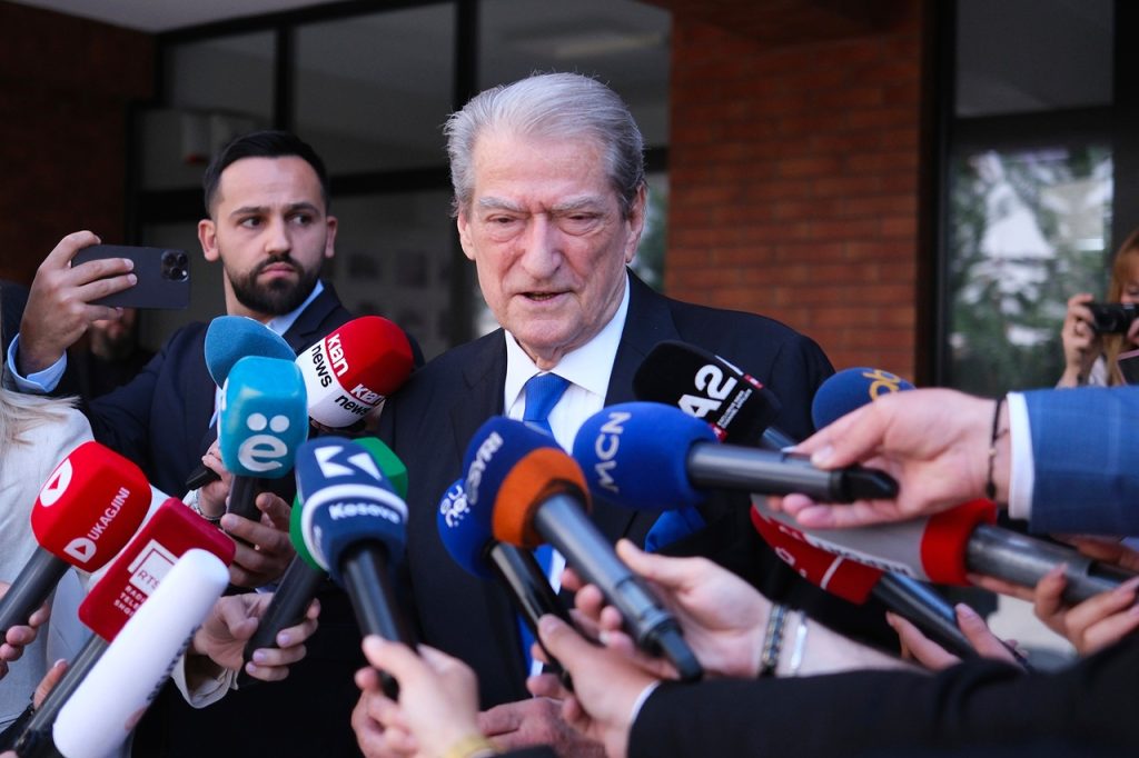 Začal sa súdny proces s expremiérom Berishom, pojednávanie odročili