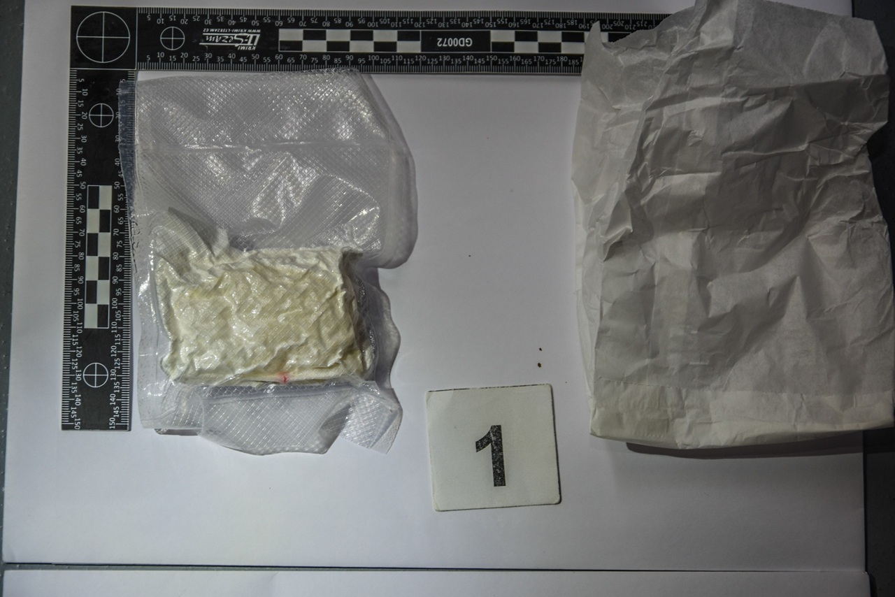 Polícia navrhla obžalovať trojicu ľudí pre obchodovanie s pervitínom