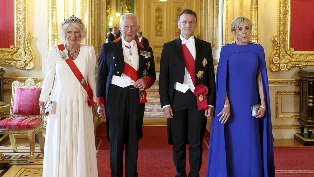 Macron v Británii Karol III.