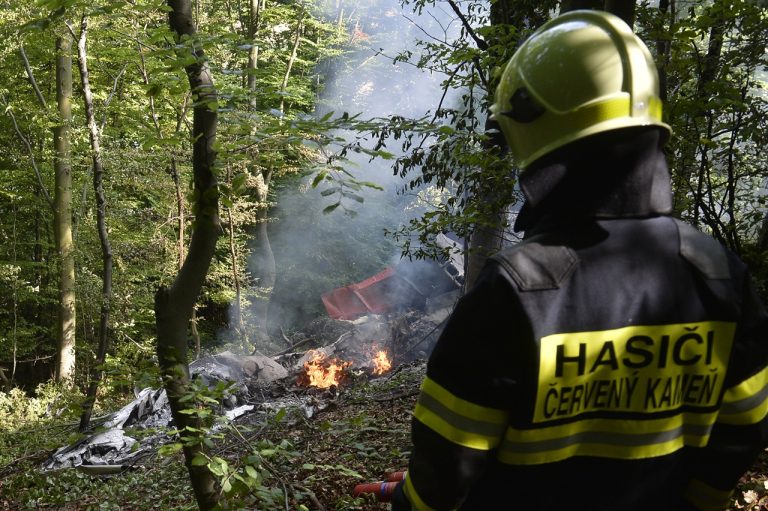 horiace športové lietadlo vrak hasiči