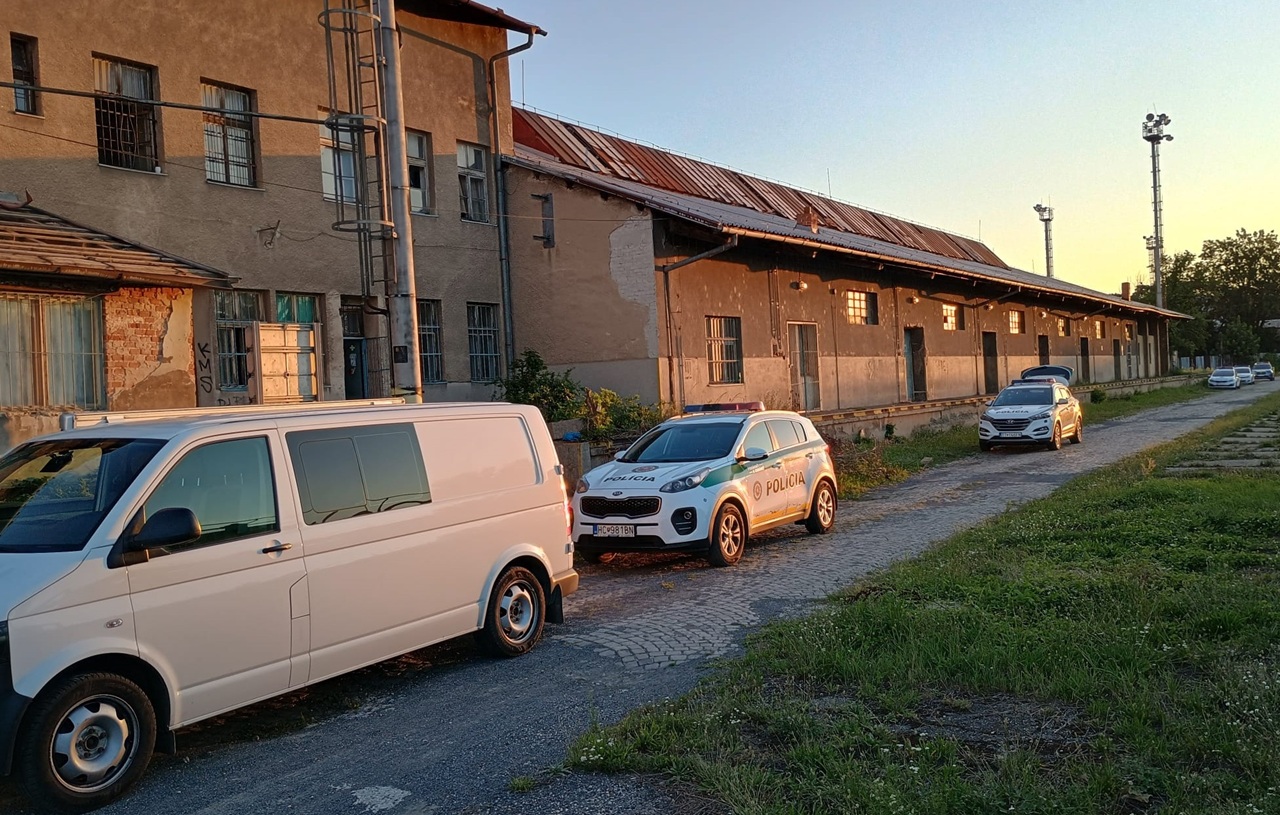Polícia obvinila šesť osôb, zo skladu železničnej stanice si spravili domov