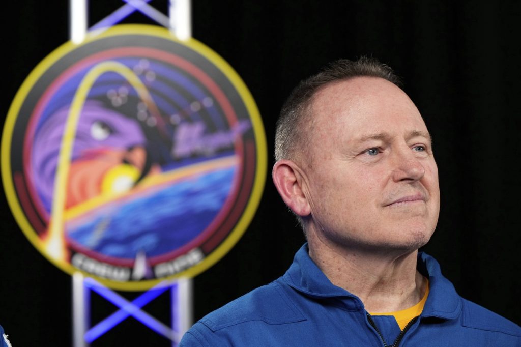 Jeden z dvoch astronautov NASA, ktorí uviazli vo vesmíre, odchádza do dôchodku