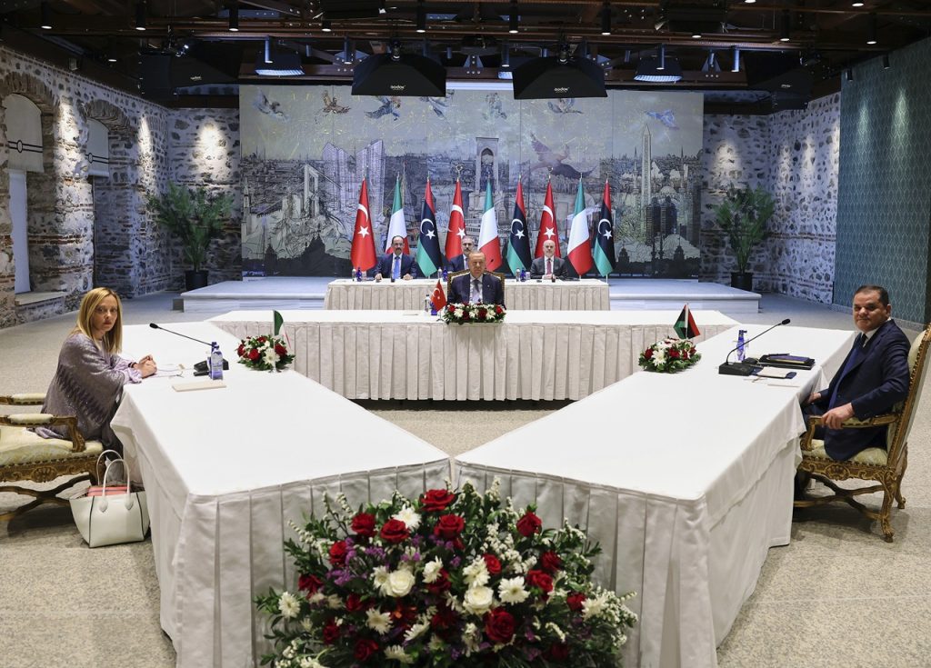 Erdogan, Meloniová a Dubajba rokovali v Istanbule o migrácii a stabilite Líbye