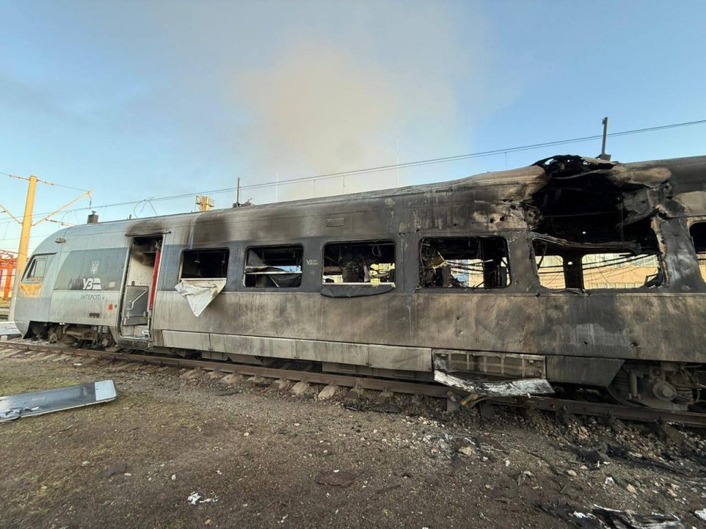 zničený vlak „Intercity+“, ktorý mal dnes vyraziť na trasu Kyjev – Charkov