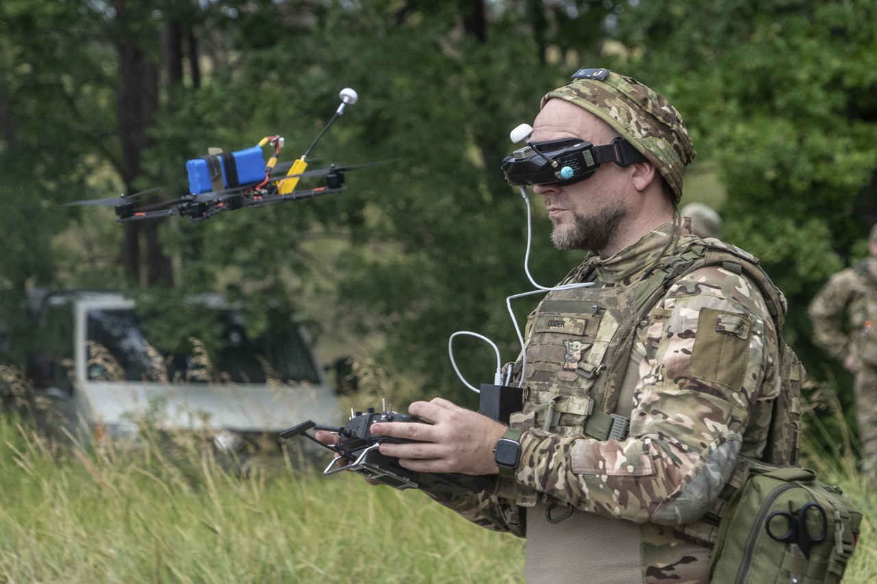 bezpilotné lietadlo dron drone operator