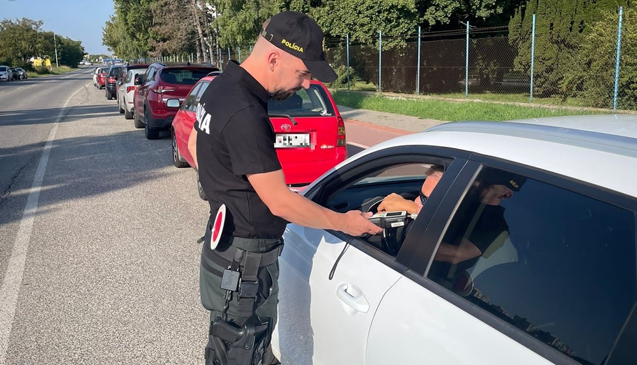 Policajti odmenili vodičov v Trnave, ktorí nenafúkali, nealkoholickým nápojom