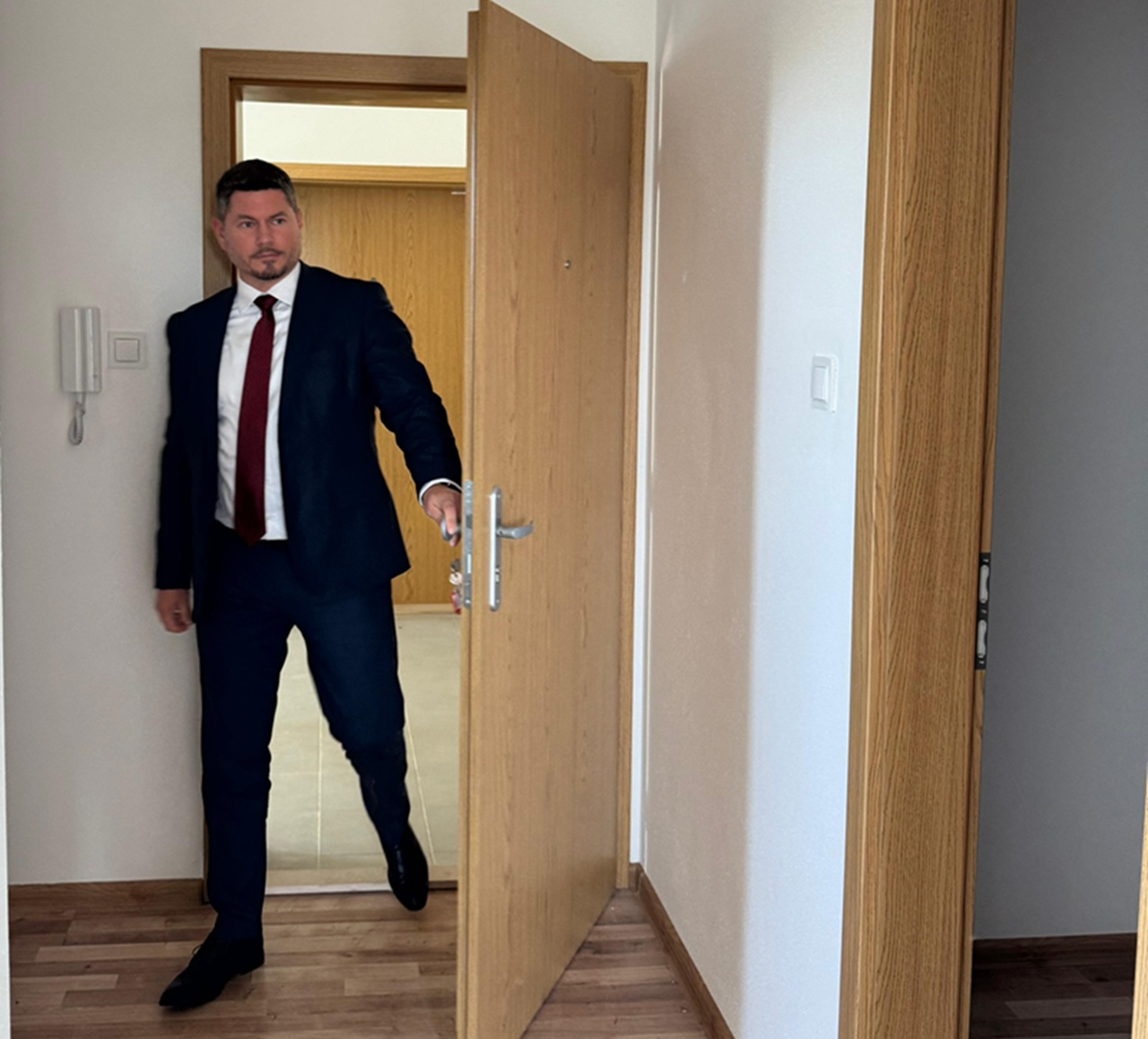 generálny riaditeľ ŠFRB na prehliadke bytového domu v Michale nad Žitavou