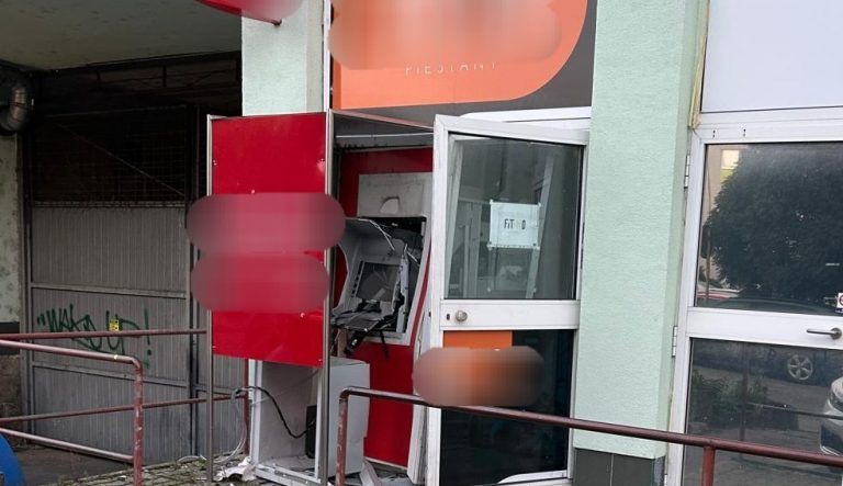 poškodený bankomat-465111