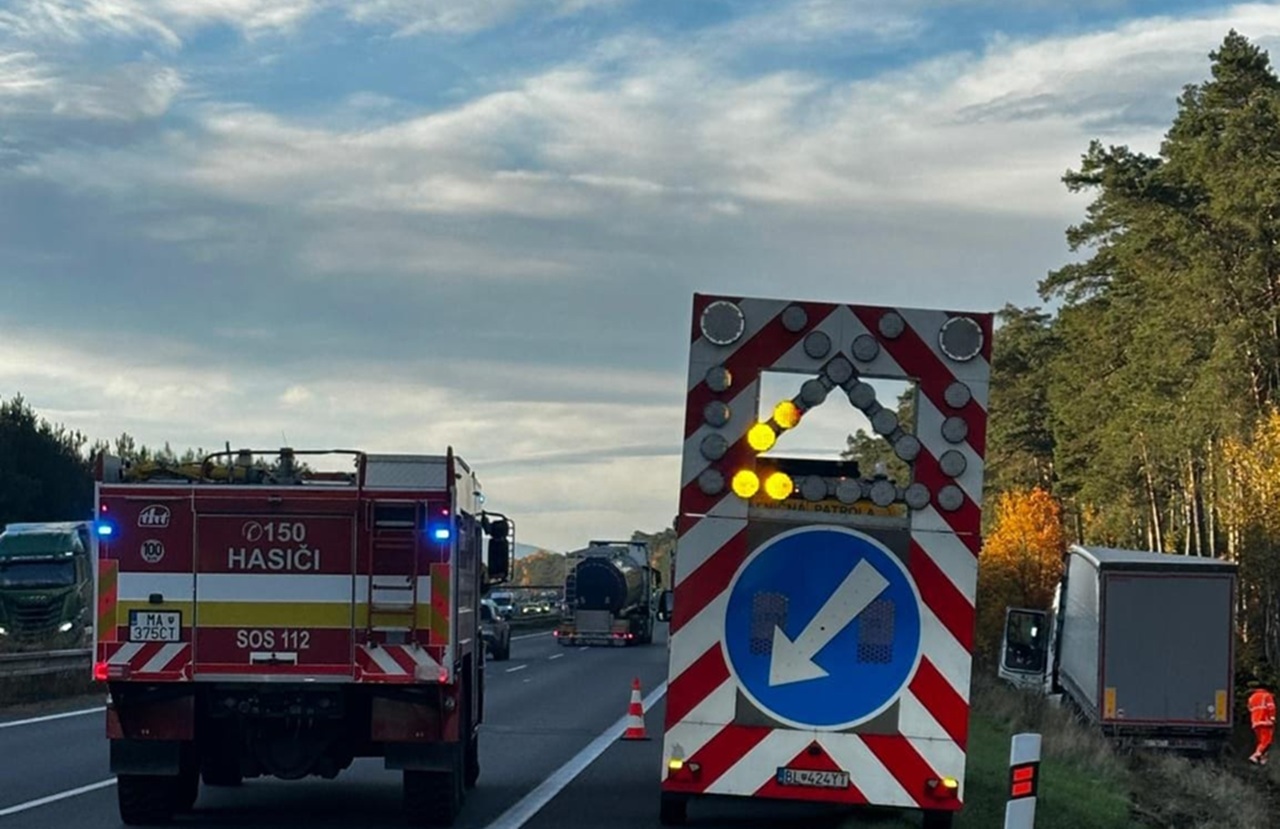 Na D2 v smere do Bratislavy skončilo nákladné auto mimo cesty - md2025103007