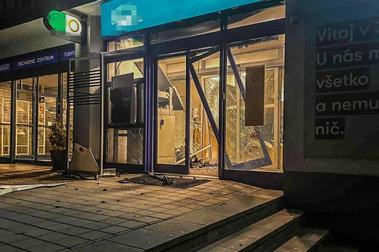 Polícia vyšetruje poškodenie vstupu do banky a bankomatu v Košiciach