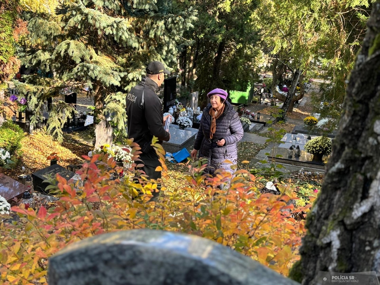 Polícia apeluje na zvýšenú obozretnosť na cintorínoch počas sviatkov