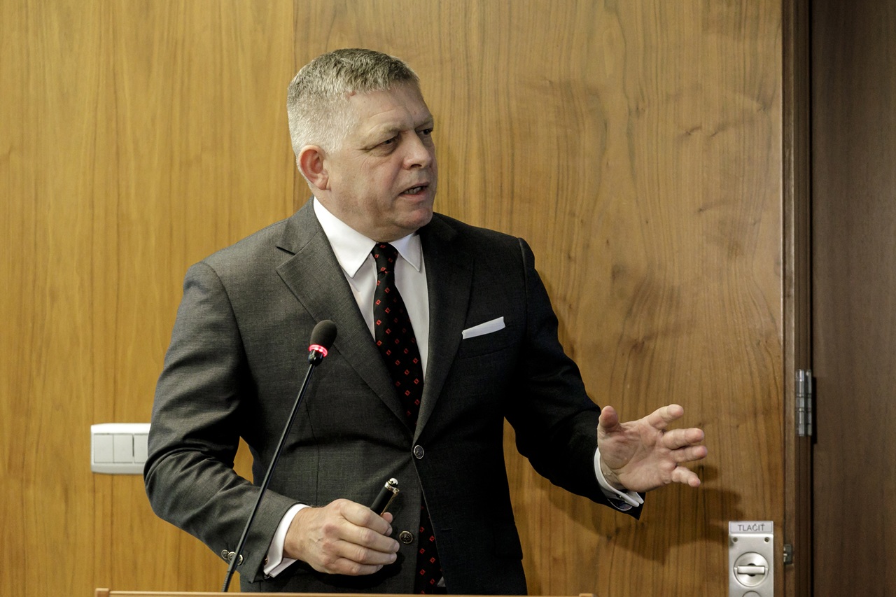 Predseda vlády SR Robert Fico a minister financií SR Ladislav Kamenický vystúpia s úvodnými príhovormi na odbornej konferencii Konsolidácia 2026 je zárukou boja proti daňovým podvodom