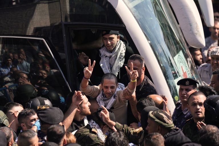 Autobusy s väznenými Palestínčanmi dorazili na Západný breh Jordánu