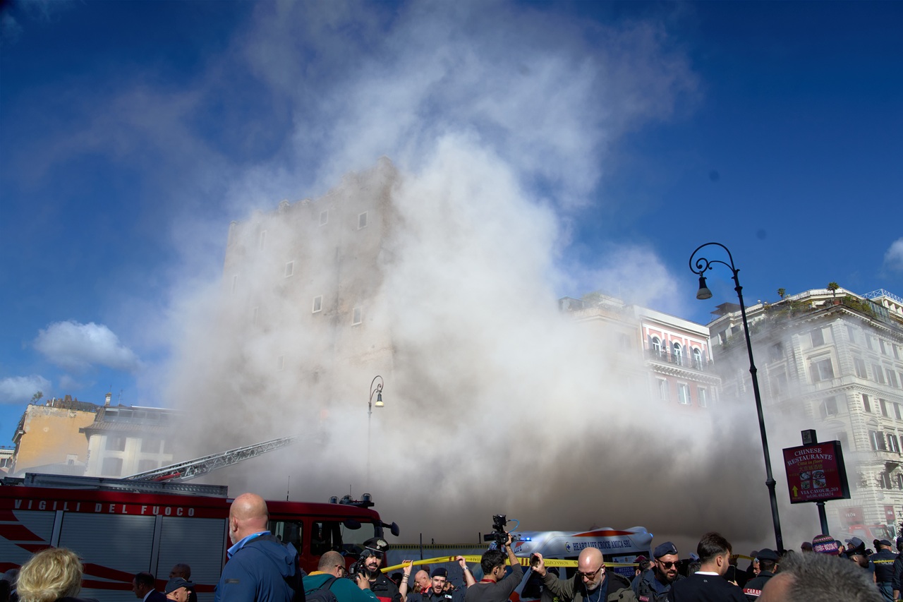 V Ríme sa počas renovaèných prác zrútila stredoveká veža, hlásia zranených - 2025110402md