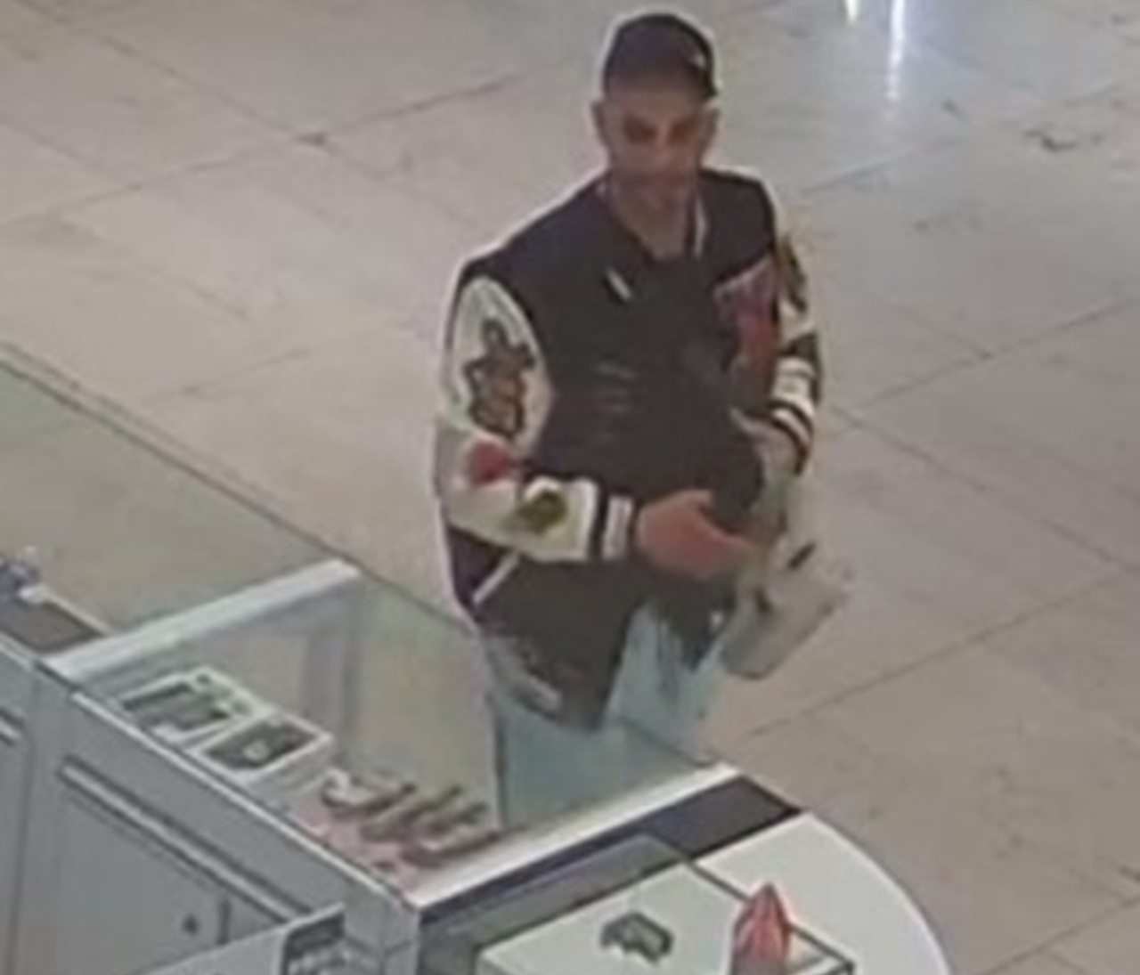 Polícia pátra po mužovi, ktorý kradol v predajni s elektronikou v Bratislave--2025110707md