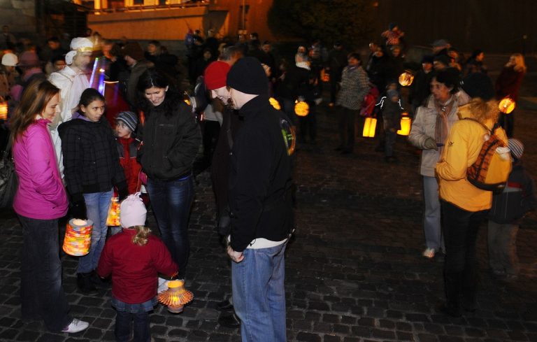 účastníci lampióny - 2025110806md