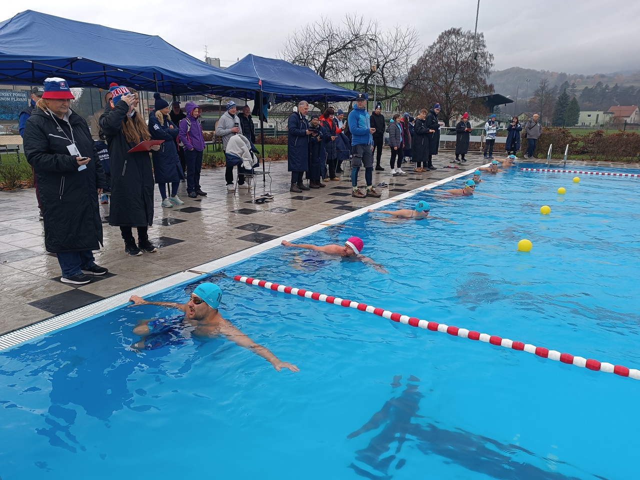Na kúpalisku v Hriňovej je prvýkrát Slovenský pohár v zimnom plávaní - 2025110822md