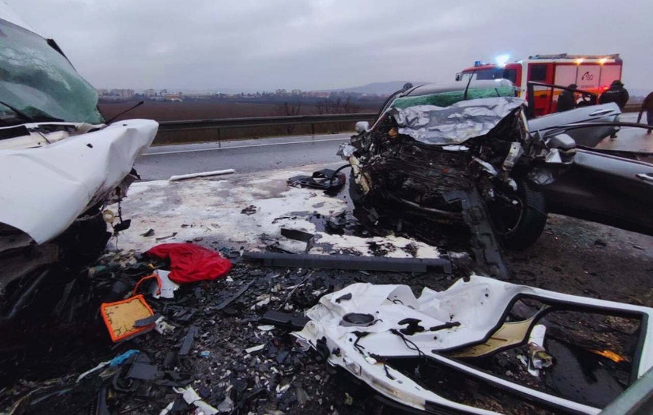 Čelná zrážka auta s dodávkou na R2 pri Tornali si vyžiadala jeden život