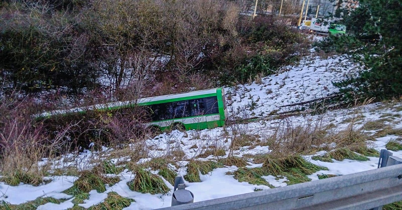 Autobus košickej MHD dostal šmyk, skončil mimo cesty