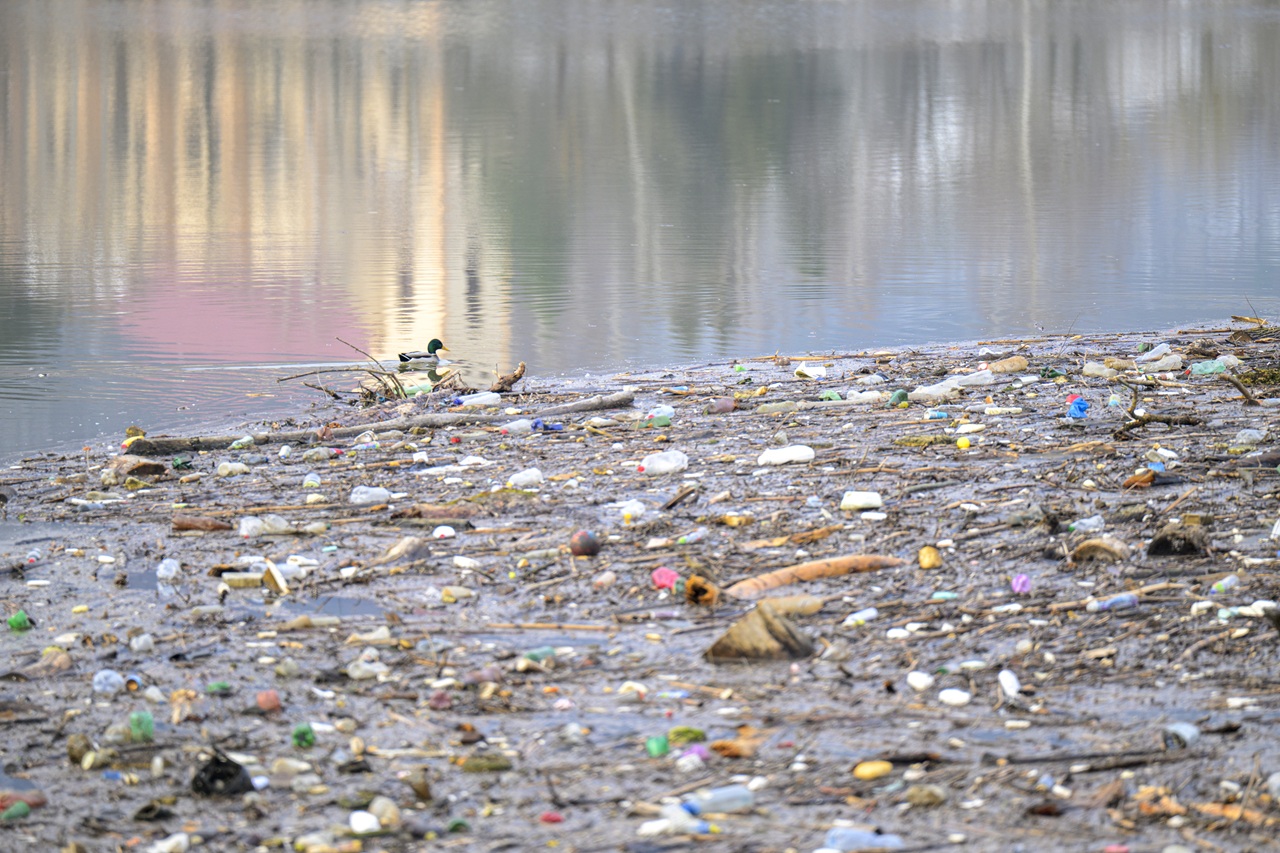 Vodnú nádrž Ružín opäť zaplavili tony odpadu