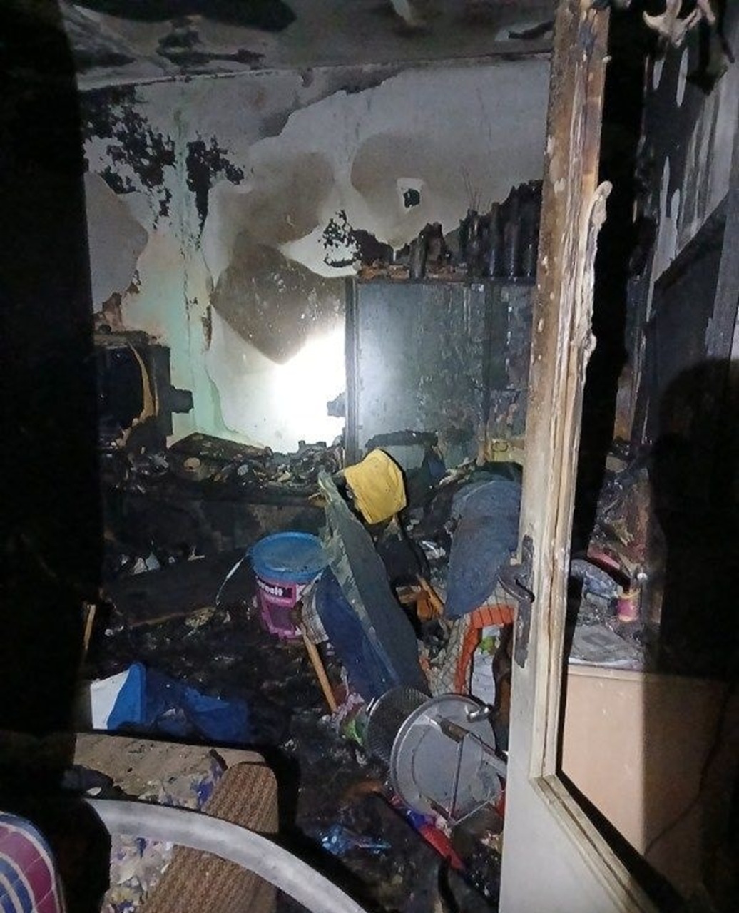 Pri požiari bytu vo Vranove nad Topľou prišla o život jedna osoba