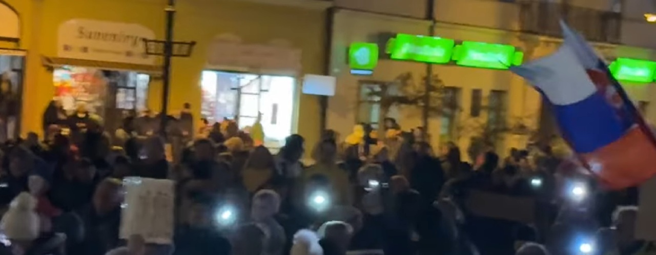 Na protest v Košiciach proti progresivizmu prišli do centra mesta stovky ľudí