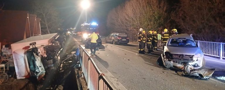Hasiči zasahujú pri nehode troch osobných a nákladného vozidla v Rožkovanoch -2025131111md