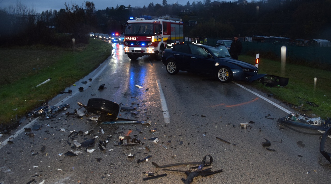 Po pondelkovej nehode pri Banke skončili v nemocnici traja ľudia-2025181108md
