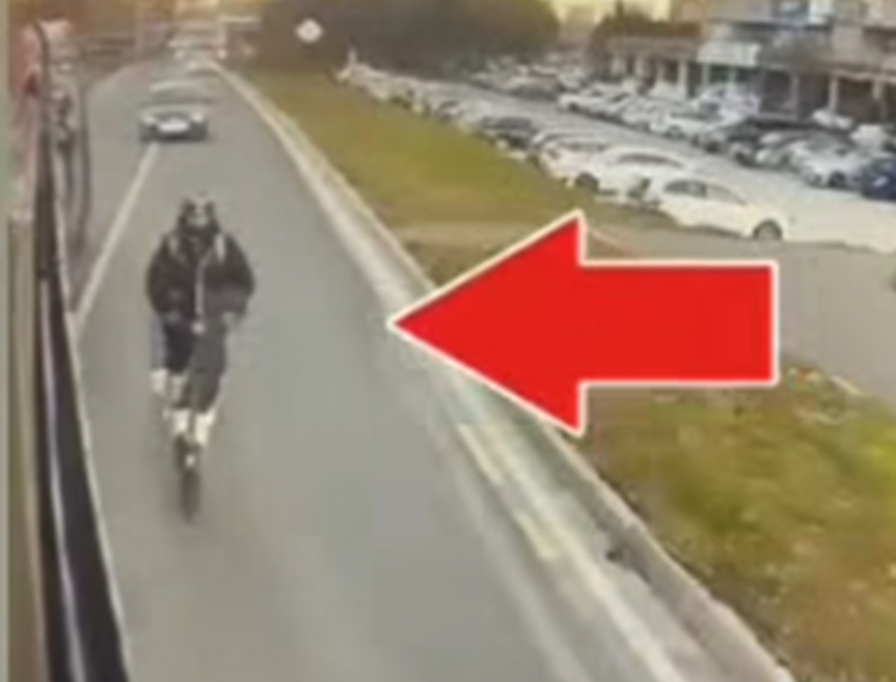 Polícia vyšetruje zrážku autobusu s kolobežkárom