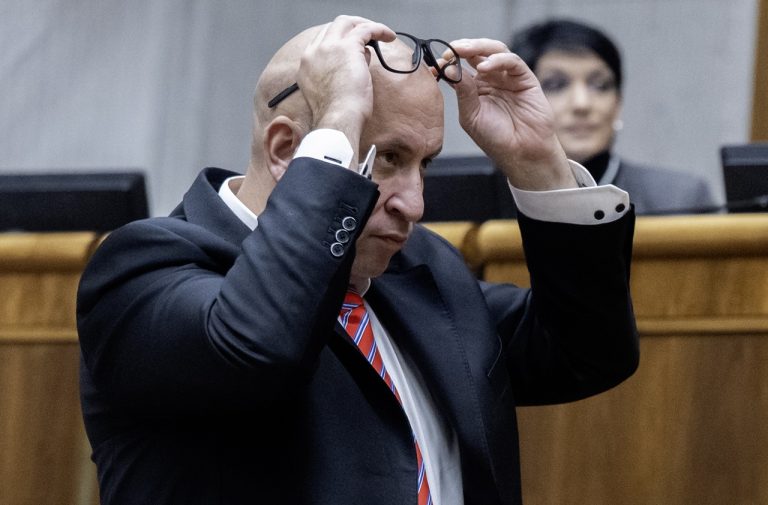 44. schôdza Národnej rady SR - mimoriadna. Vyslovenie nedôvery ministrovi dopravy SR Jozefovi Rážovi