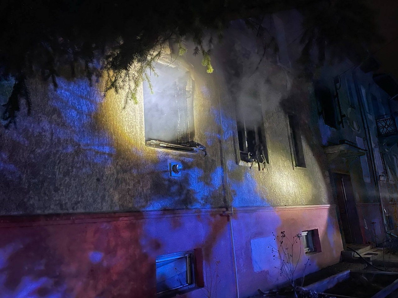 Požiar zasiahol večer byt v Kráľovskom Chlmci, evakuovali deväť ľudí