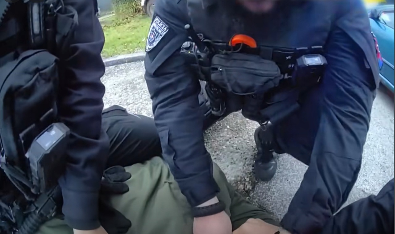 Polícia sa zaoberá prípadom vodiča, ktorý pred ňou unikal a jazdil bez vodičáku