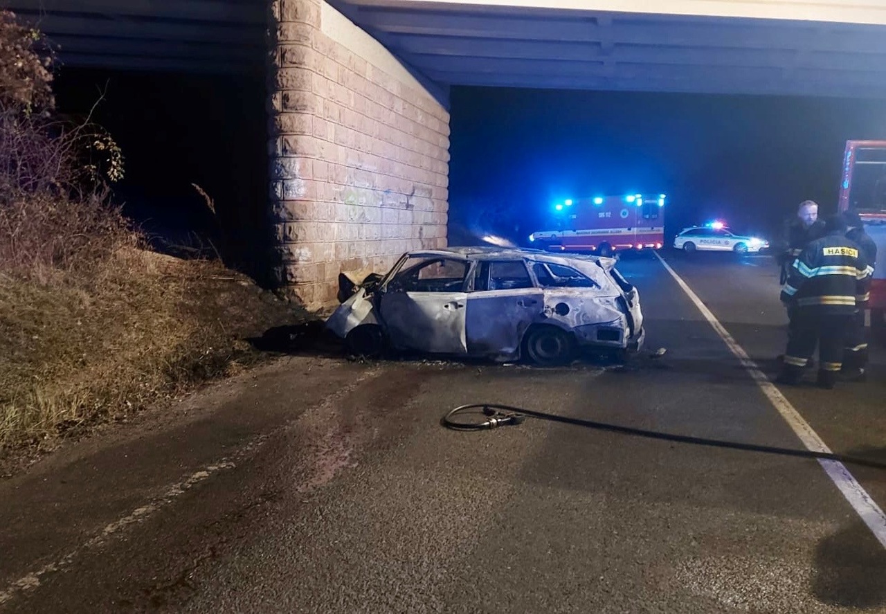 Pri tragickej nehode auto narazilo do mosta, vodič zhorel v aute