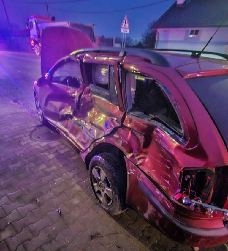 Pri Kechneci sa zrazili nákladné a osobné auto