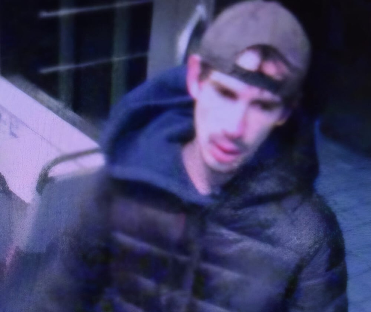 Polícia pátra po mužovi, ktorý rozbil výplň dverí električky v Bratislave