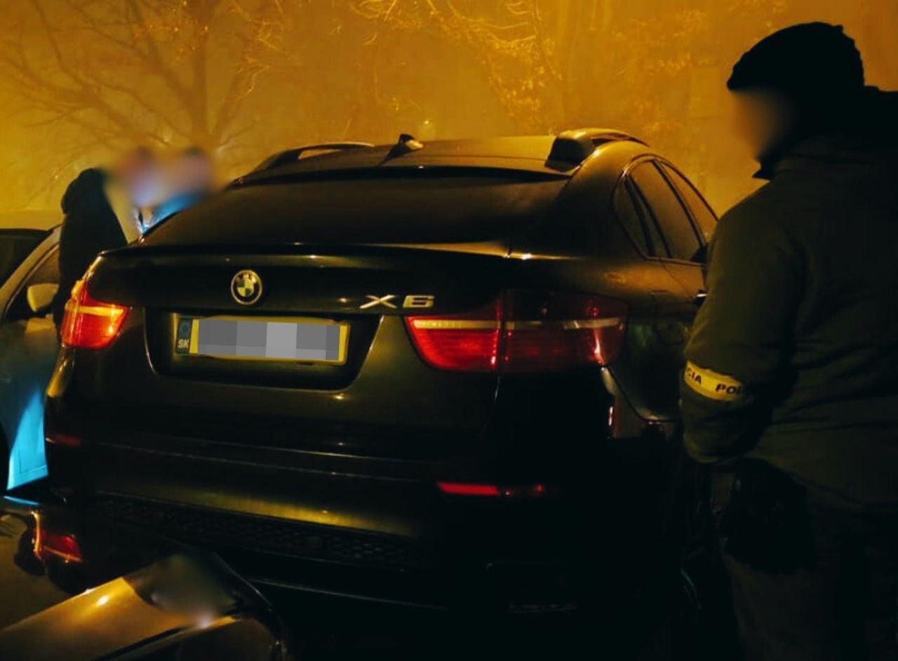 Falošní predajcovia áut oklamali ľudí a zobrali od nich peniaze