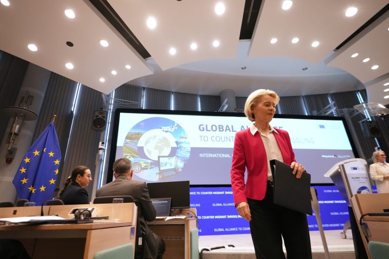 Účastníci konferencie Svetovej aliancie zameranej na zastavenie pašeráctva migrantov v sídle EÚ v Bruseli