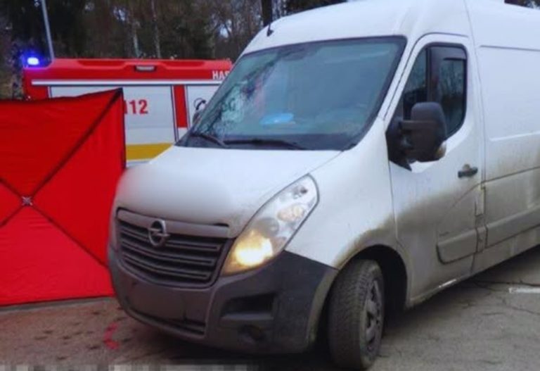 Pred nemocnicou v Brezne vodič zachytil pri cúvaní chodca, neprežil