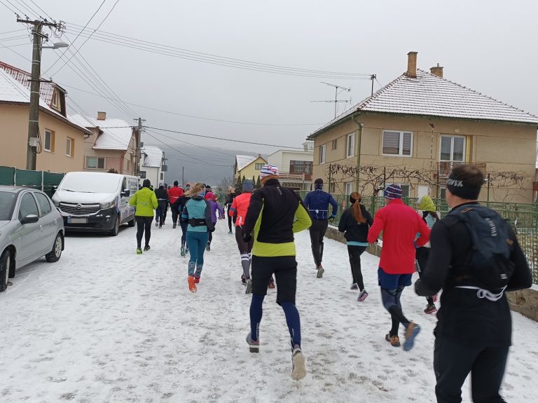 Na Trojkráľovom behu obcou Kriváň sa zúčastnili muži, ženy, deti i pes