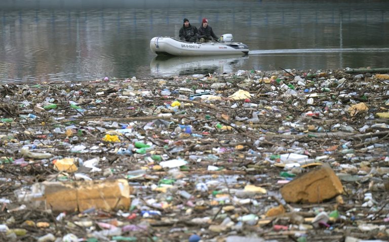 Dobrovoľníci sťahujú naplavený odpad na vodnej nádrži Ružín v okrese Gelnica