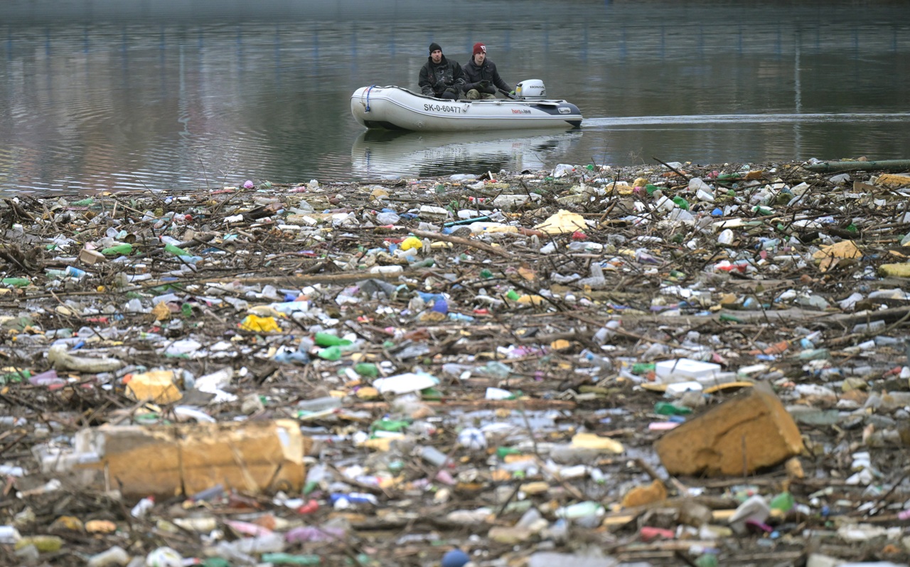 Dobrovoľníci sťahujú naplavený odpad na vodnej nádrži Ružín v okrese Gelnica