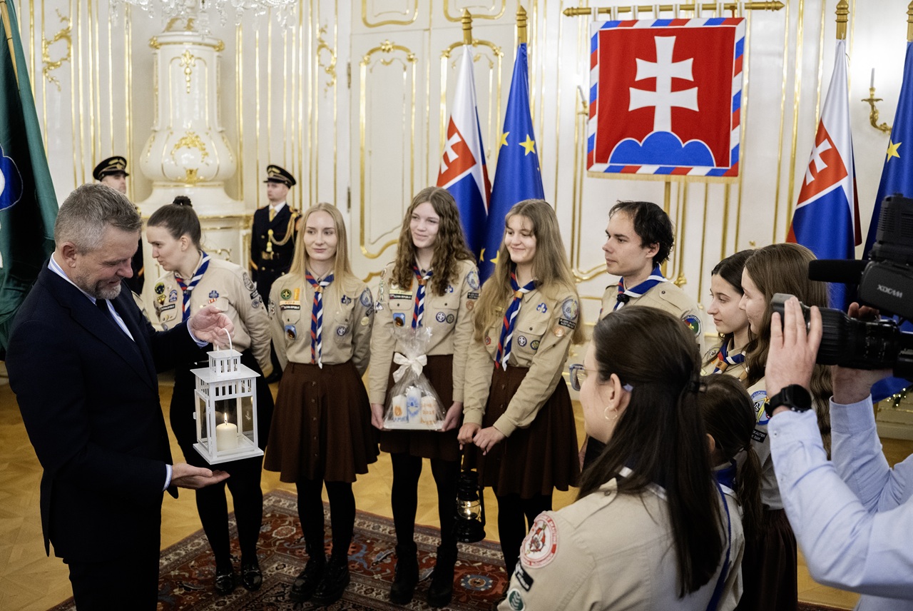 Prezident SR Peter Pellegrini prijal Betlehemské svetlo od slovenských skautov